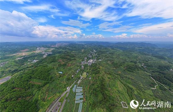 群山環(huán)抱的菖蒲塘村。 人民網(wǎng)記者 劉賓攝