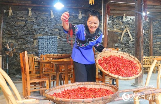 村民李霞返鄉(xiāng)從事餐飲業(yè)。 人民網(wǎng)記者 劉賓攝