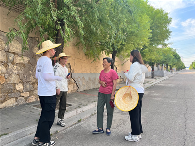 國(guó)土整治與生態(tài)修復(fù)實(shí)踐調(diào)研團(tuán)師生與村民交流。校方供圖