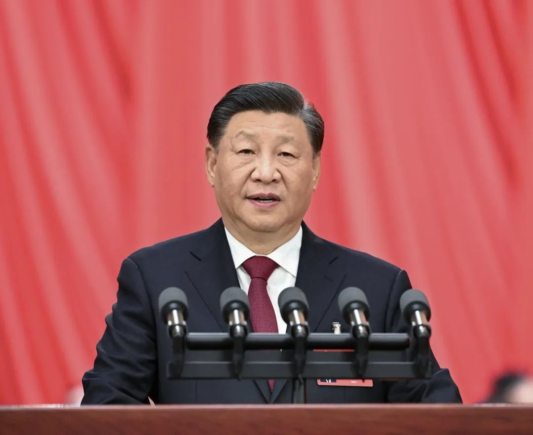 2022年10月16日，中國(guó)共產(chǎn)黨第二十次全國(guó)代表大會(huì)在北京人民大會(huì)堂開(kāi)幕。習(xí)近平代表第十九屆中央委員會(huì)向大會(huì)作報(bào)告。圖/新華社記者 饒愛(ài)民 攝
