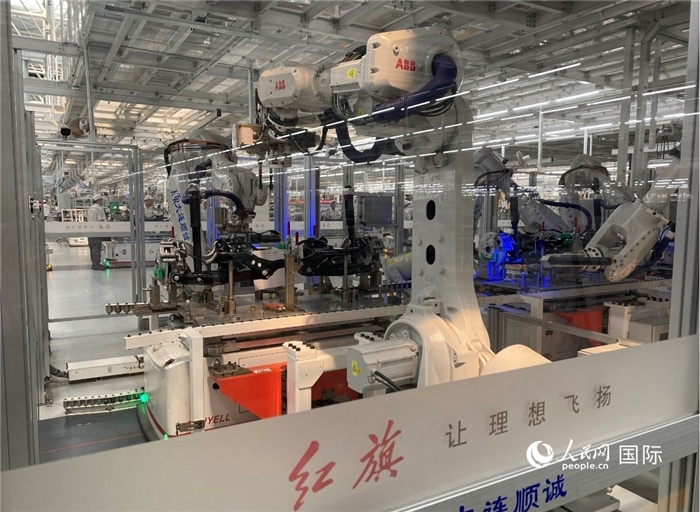 一汽—紅旗繁榮工廠內(nèi)的智能機器人。人民網(wǎng) 宋歌攝