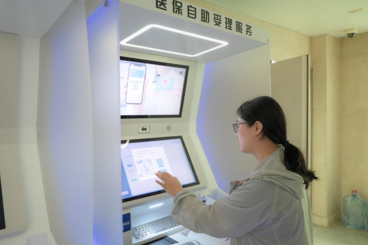 醫(yī)保自助受理服務機為市民辦理事項提供了又一選擇途徑。人民網(wǎng)記者 張麗瑋攝