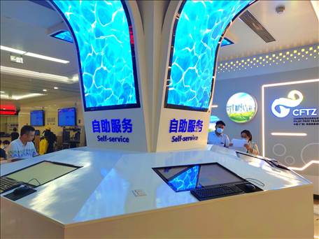 市民在中國（廣西）自由貿(mào)易區(qū)南寧片區(qū)綜合服務(wù)大廳辦理業(yè)務(wù)。人民網(wǎng) 付華周攝