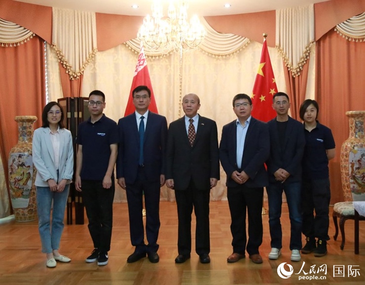 謝小用大使與人民網(wǎng)記者合影。