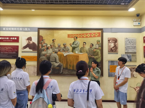 中外學(xué)生在延安參觀博物館。學(xué)校供圖