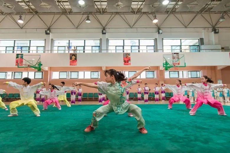 △今年暑假期間，浙江溫州舉行青少年學(xué)生陽光體育運(yùn)動(dòng)會(huì)。