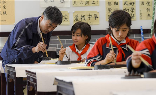 △新疆疏附縣托克扎克鎮(zhèn)中心小學(xué)書法教室內(nèi)，同學(xué)們正在學(xué)習(xí)寫毛筆字。