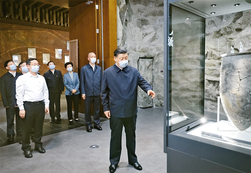 2023年6月2日，中共中央總書記、國家主席、中央軍委主席習(xí)近平在北京出席文化傳承發(fā)展座談會并發(fā)表重要講話。這是座談會前，習(xí)近平2日下午在中國歷史研究院考察。 新華社記者 鞠鵬/攝