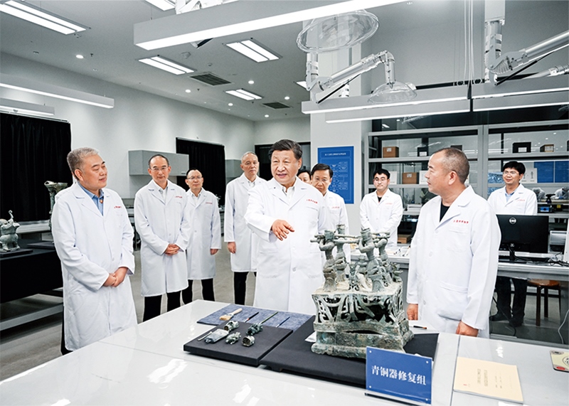 2023年7月25日至27日，中共中央總書記、國家主席、中央軍委主席習(xí)近平在四川考察。這是26日下午，習(xí)近平在位于德陽市廣漢市的三星堆博物館文物保護(hù)與修復(fù)館，同現(xiàn)場工作人員親切交流。 新華社記者 謝環(huán)馳/攝