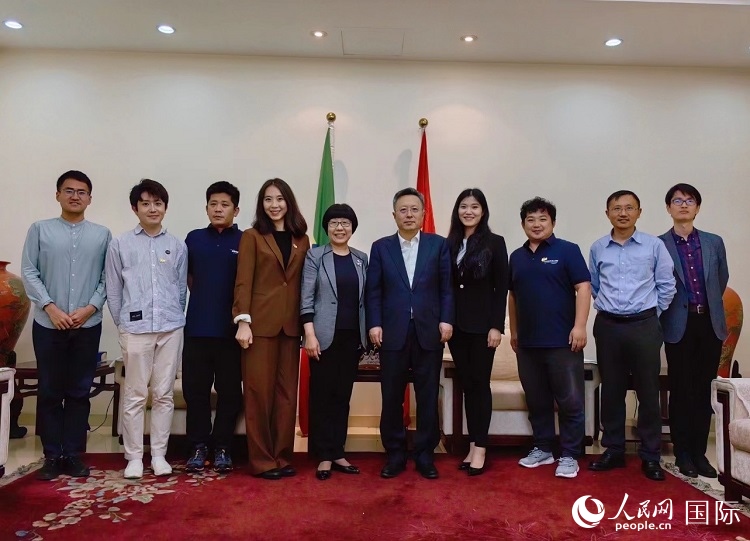 趙志遠(yuǎn)大使（右五）、使館工作人員與人民網(wǎng)記者合影。