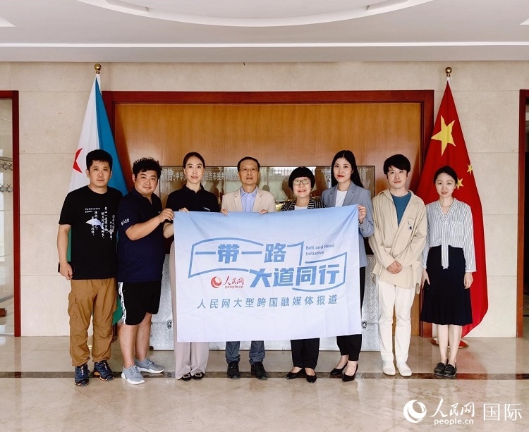 胡斌大使（左四）、使館工作人員與人民網(wǎng)記者合影。
