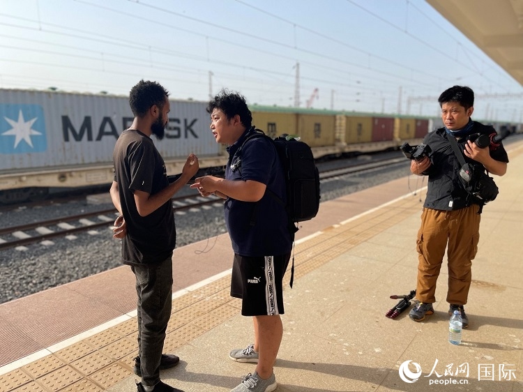 亞吉鐵路吉布提線工作人員介紹列車運(yùn)營情況。人民網(wǎng)記者 趙艷紅攝