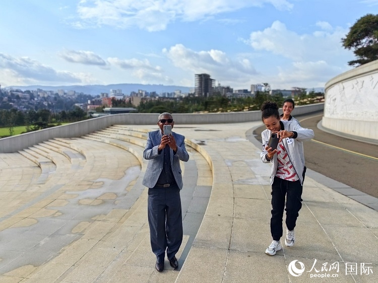 亞的斯亞貝巴友誼廣場的游客與人民網(wǎng)記者互動。人民網(wǎng)記者 陳星星攝