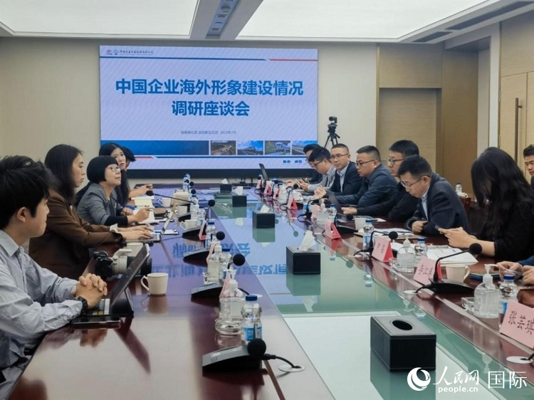 埃塞俄比亞中國商會企業(yè)代表與人民網(wǎng)記者座談。人民網(wǎng)記者 劉寧攝