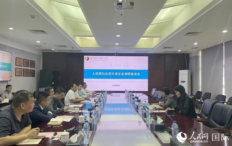 尼日利亞中國商會企業(yè)代表與人民網(wǎng)記者座談。
