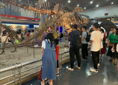 游客參觀國(guó)家自然博物館。人民網(wǎng)記者 劉穎穎攝