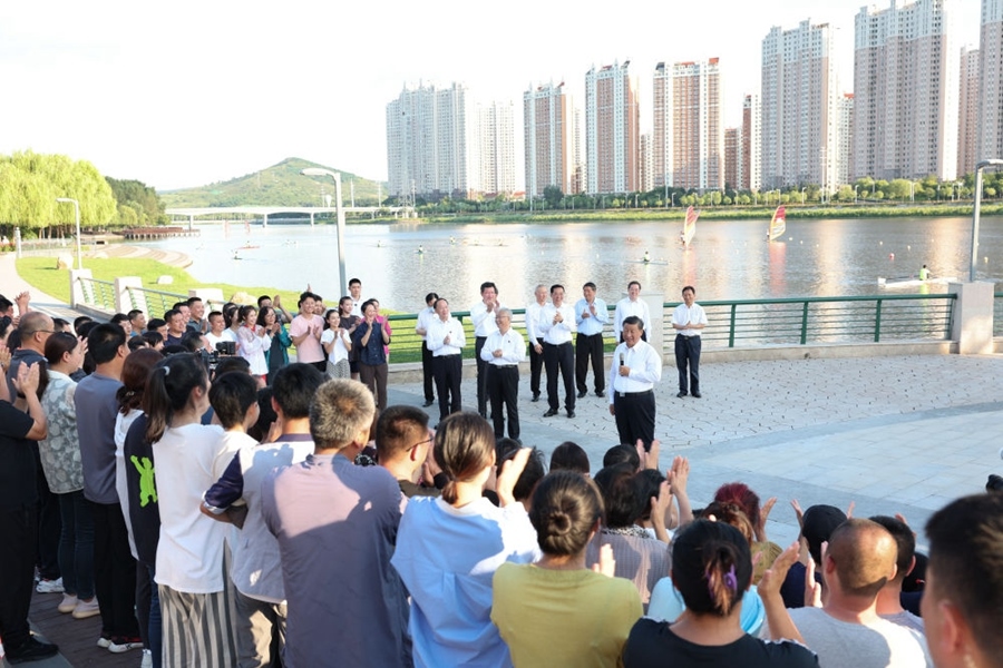 2022年8月16日，習近平在遼寧錦州東湖森林公園察看小凌河沿岸生態(tài)環(huán)境時，同正在休閑、進行文化活動的群眾親切交流。