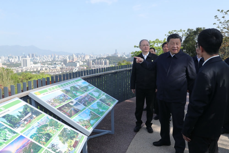 2021年3月24日，習近平在福建福州福山郊野公園觀景平臺，聽取城市生態(tài)公園規(guī)劃建設、城市水系綜合治理情況匯報。