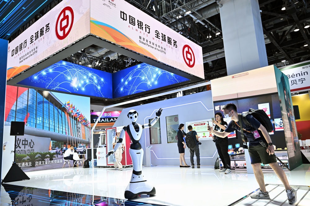 9月1日，媒體記者在國(guó)家會(huì)議中心中國(guó)銀行展臺(tái)拍攝一款迎賓接待機(jī)器人。新華社記者 李鑫 攝