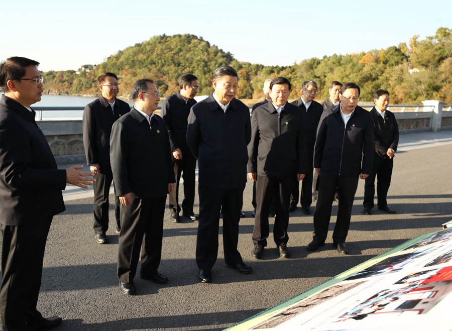 2020年11月12日，習近平在江蘇南通五山地區(qū)濱江片區(qū)，沿江邊步行察看濱江生態(tài)環(huán)境。