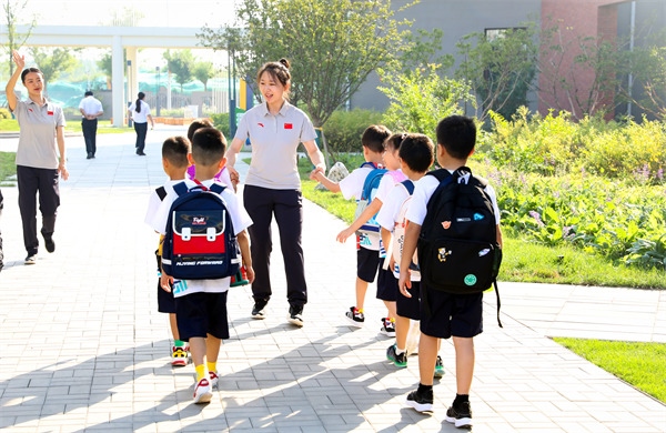 8月30日，雄安史家胡同小學(xué)學(xué)生體驗(yàn)學(xué)校生活。老師帶學(xué)生進(jìn)教室。