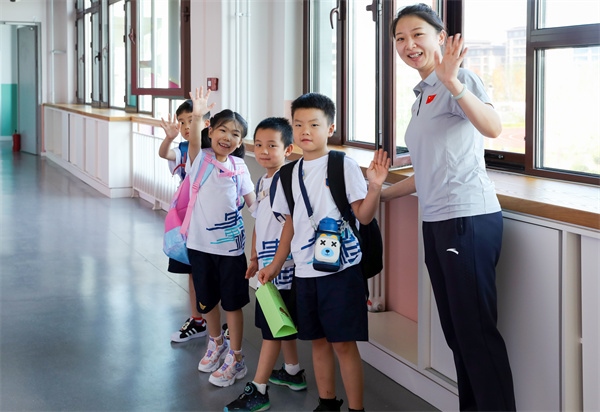 8月30日，雄安史家胡同小學(xué)學(xué)生體驗(yàn)學(xué)校生活。老師帶學(xué)生進(jìn)教室。