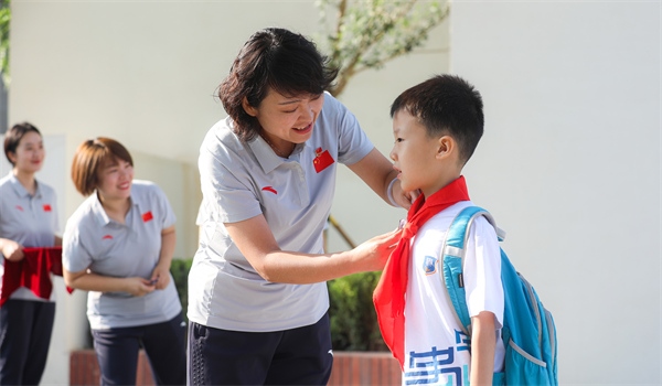 8月30日，雄安史家胡同小學(xué)學(xué)生體驗(yàn)學(xué)校生活。老師為學(xué)生佩戴?；铡? /></p> <p style=
