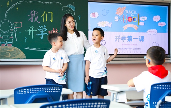 8月30日，雄安史家胡同小學(xué)學(xué)生體驗(yàn)學(xué)校生活。