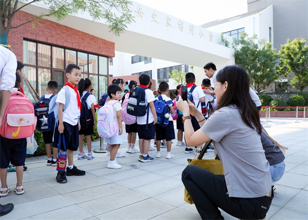 8月30日，雄安史家胡同小學(xué)學(xué)生體驗(yàn)學(xué)校生活。