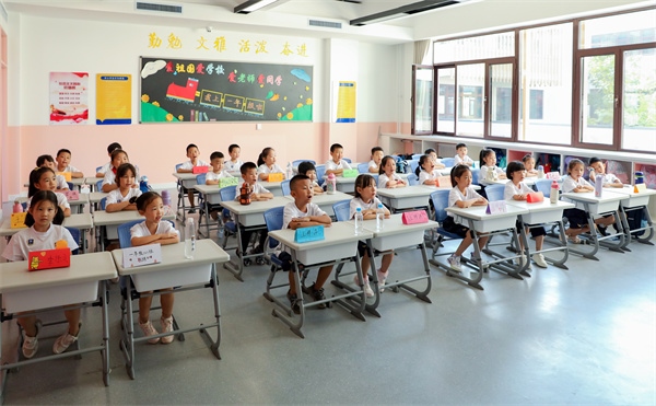 8月30日，雄安史家胡同小學(xué)學(xué)生體驗(yàn)學(xué)校生活。