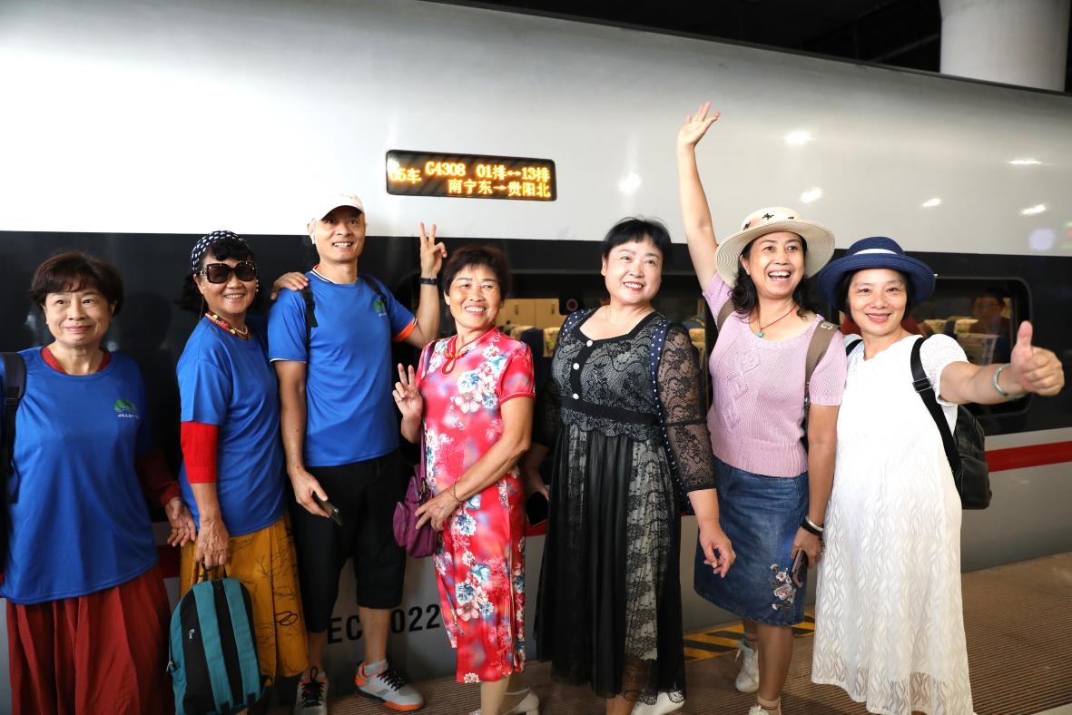 在南寧東站，旅客與貴南高鐵首發(fā)列車合影。 林祥云攝