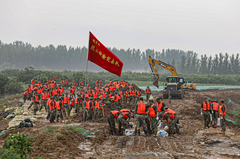 △2023年8月2日，中部戰(zhàn)區(qū)陸軍第82集團(tuán)軍“鐵軍旅”官兵在河北省高碑店市白溝河任務(wù)區(qū)加固岸堤。