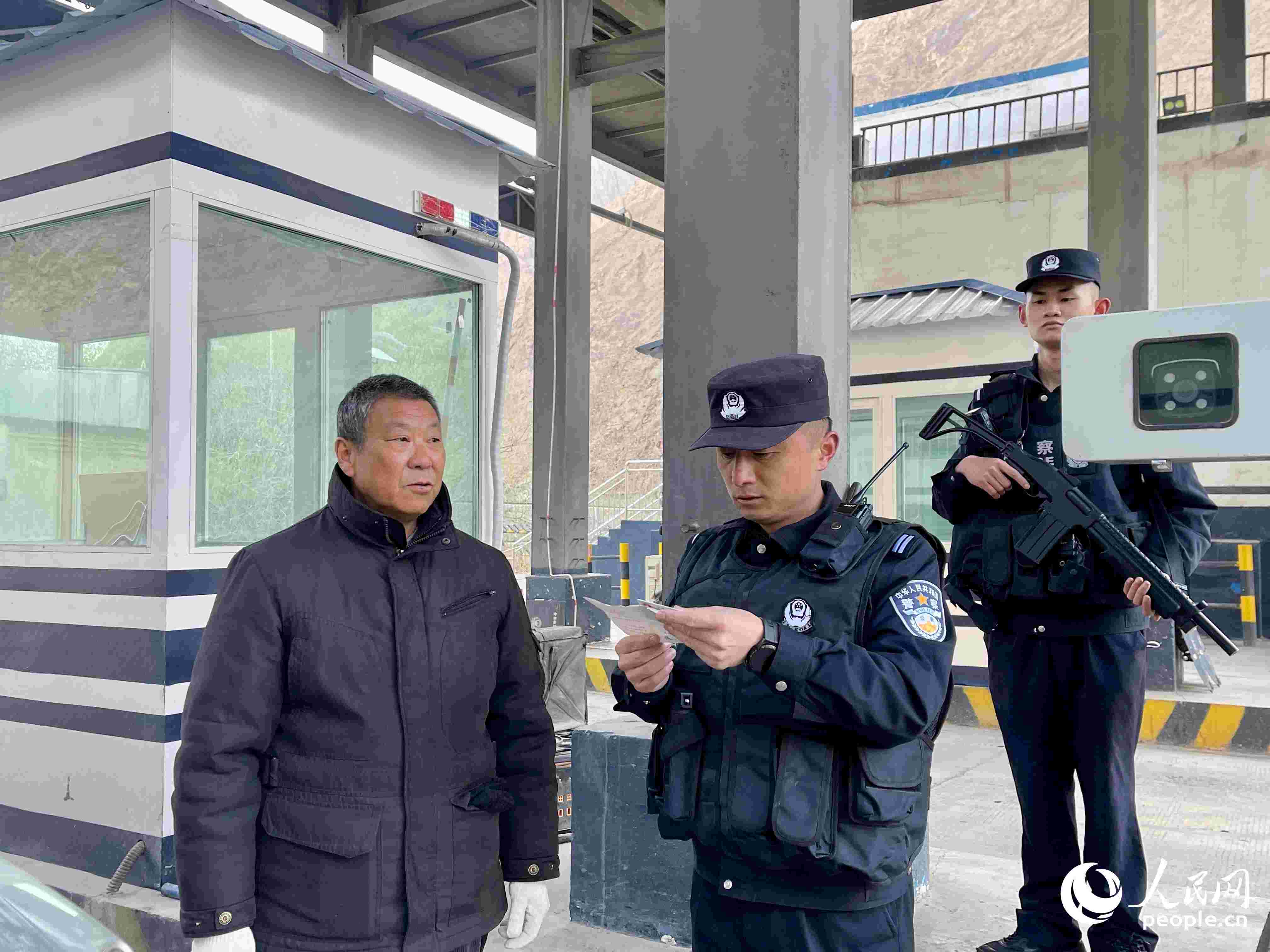 2023年5月10日，在庫地邊境檢查站，陳暢核對進出邊境管理區(qū)人員信息。人民網 周靜圓攝