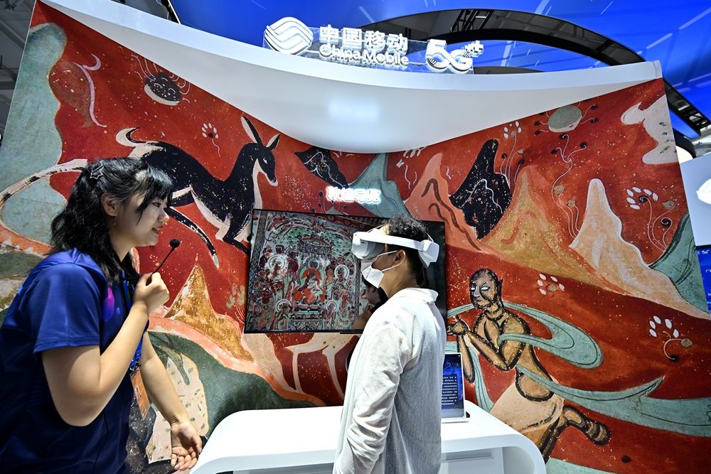 9月3日，一名參觀者在首鋼園中國(guó)移動(dòng)展臺(tái)體驗(yàn)基于AR/VR特效的敦煌導(dǎo)覽，沉浸式感受敦煌壁畫的魅力。新華社記者 李鑫 攝