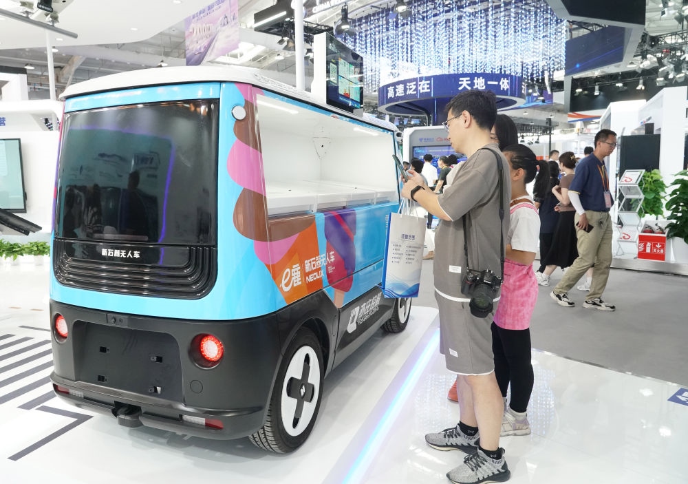這是9月3日在首鋼園拍攝的一款無(wú)人車。新華社記者 任超 攝