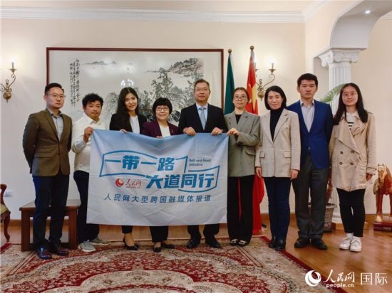 胡長(zhǎng)春大使、駐非盟使團(tuán)工作人員與人民網(wǎng)記者合影。