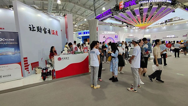 在銀行展臺，“溫度”成為了高頻詞匯。人民網(wǎng)記者 李彤攝