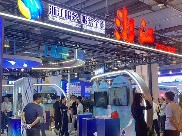 在浙江省交易團展區(qū)，數(shù)字支付技術吸引了觀展群眾的目光。人民網(wǎng)記者 李彤攝
