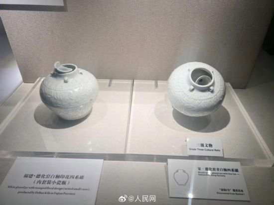 福建德化窯白釉印花四系罐（左）。人民網(wǎng)記者 李娜攝