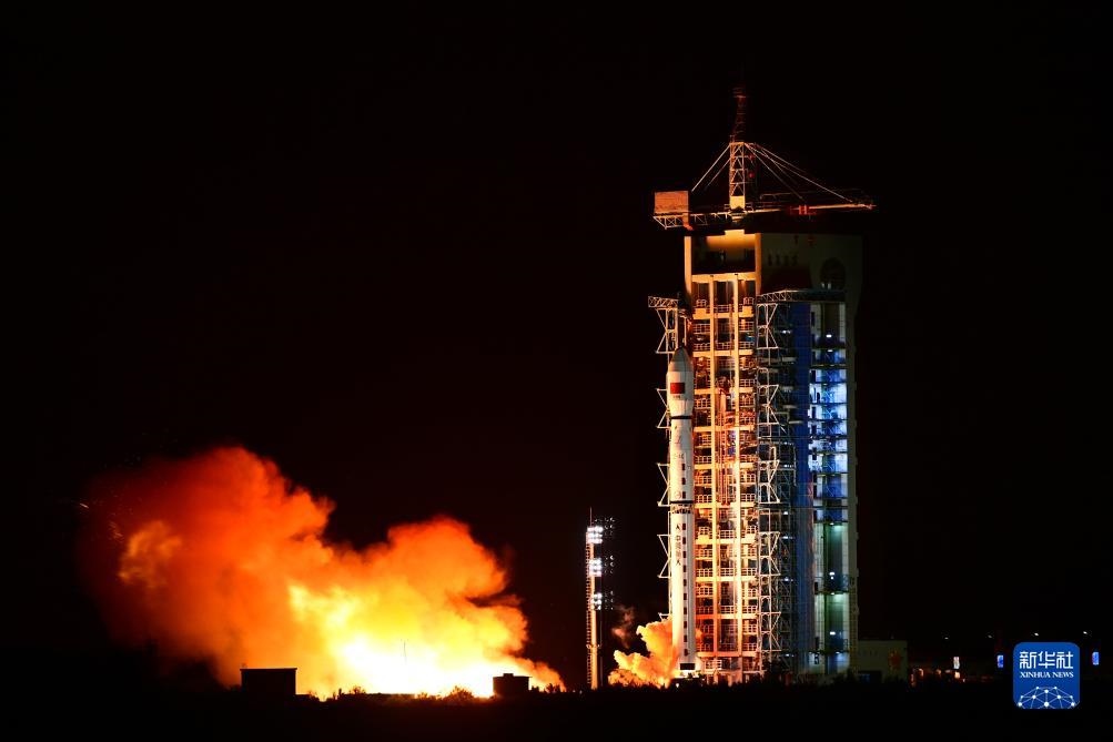 9月7日02時(shí)14分，我國(guó)在酒泉衛(wèi)星發(fā)射中心使用長(zhǎng)征四號(hào)丙運(yùn)載火箭，成功將遙感三十三號(hào)03星發(fā)射升空，衛(wèi)星順利進(jìn)入預(yù)定軌道，發(fā)射任務(wù)獲得圓滿成功。新華社發(fā)（汪江波 攝）