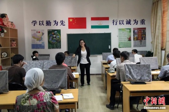 2014年，塔吉克斯坦國(guó)立民族大學(xué)的孔子學(xué)院內(nèi)，教師正在為塔吉克斯坦學(xué)生授課。田冰 攝