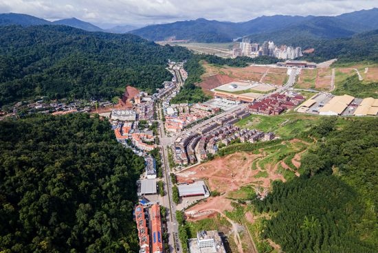 磨憨口岸俯瞰，右前方高層白色建筑群為老撾境內(nèi)。人民網(wǎng)記者 符皓攝