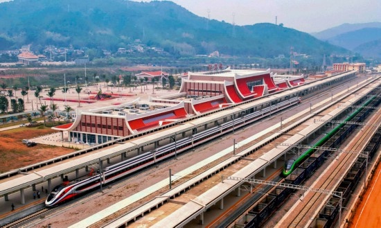 對向行駛的國際客運(yùn)列車“復(fù)興號(hào)”和“瀾滄號(hào)”在磨憨站交匯。楊紫軒攝