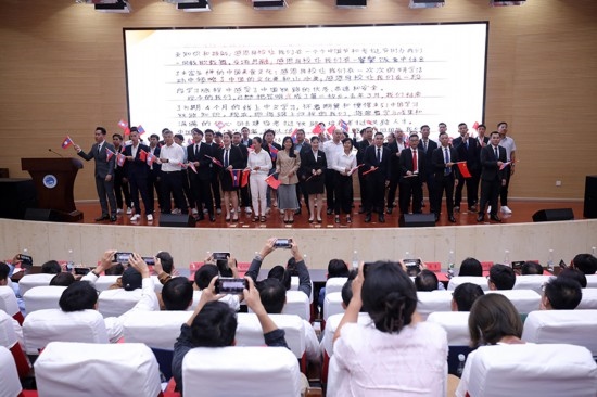 7月31日，昆明鐵道職業(yè)技術(shù)學(xué)院舉行援老撾鐵道職業(yè)技術(shù)學(xué)院項(xiàng)目教育能力建設(shè)教師培養(yǎng)班結(jié)業(yè)典禮。昆明鐵道職業(yè)技術(shù)學(xué)院供圖