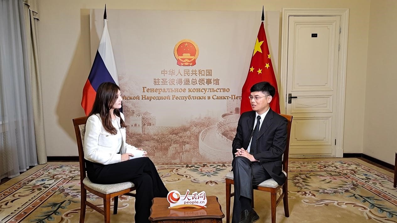 中國(guó)駐圣彼得堡副總領(lǐng)事張曉慶（右）接受人民網(wǎng)記者申佳平采訪。人民網(wǎng)記者 劉凡攝