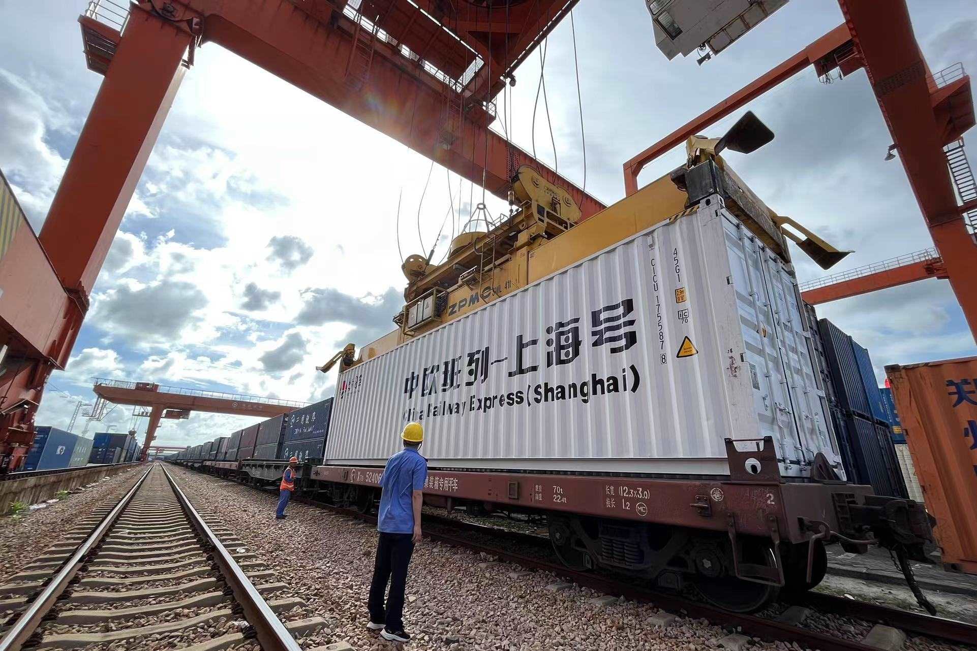 鐵路上海貨運(yùn)中心閔行站貨場(chǎng)內(nèi)，吊機(jī)在貨運(yùn)員的監(jiān)裝下進(jìn)行裝車落箱作業(yè)。人民網(wǎng) 皇甫萬里攝