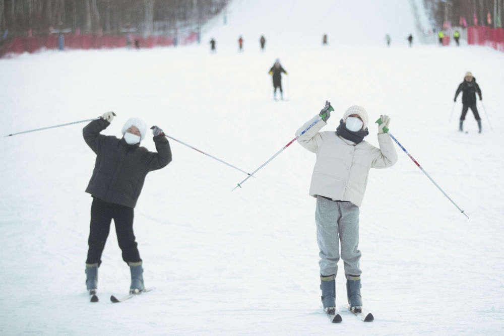 游客在北極村滑雪場內(nèi)體驗(yàn)滑雪（2023年1月7日攝）。