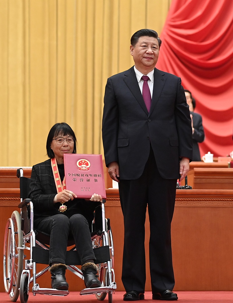 2021年2月25日，全國(guó)脫貧攻堅(jiān)總結(jié)表彰大會(huì)在北京人民大會(huì)堂隆重舉行。習(xí)近平為全國(guó)脫貧攻堅(jiān)楷模榮譽(yù)稱號(hào)獲得者張桂梅頒獎(jiǎng)。