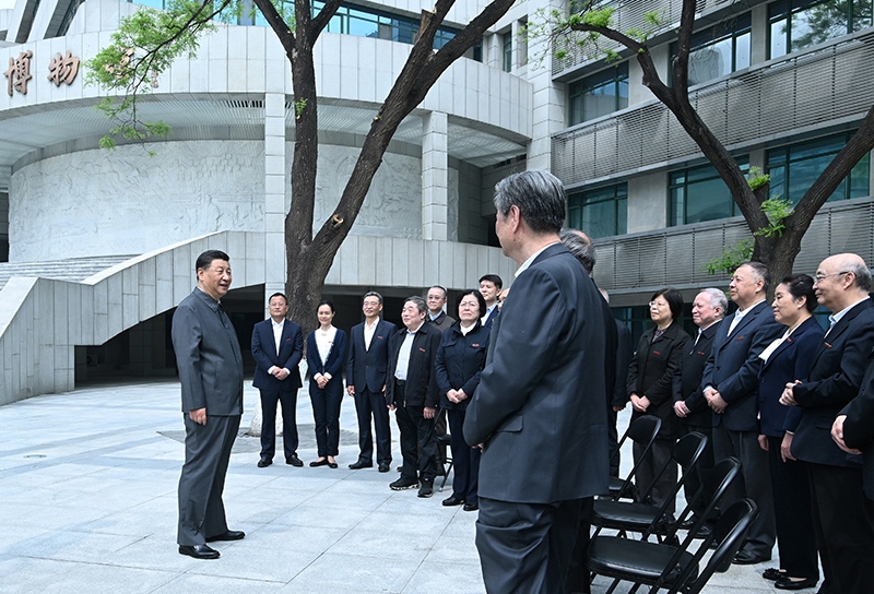 2022年4月25日，習(xí)近平總書(shū)記來(lái)到中國(guó)人民大學(xué)考察調(diào)研，在博物館門(mén)前廣場(chǎng)上，同老教授、老專家和中青年骨干教師代表親切交談。