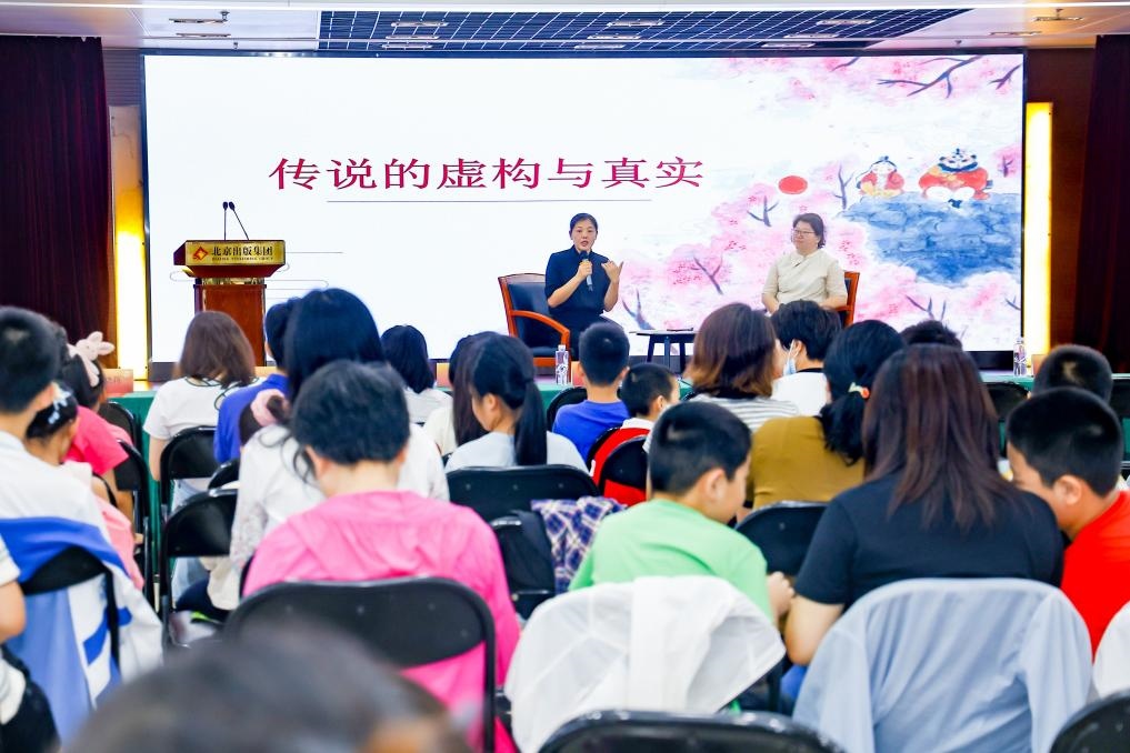 經(jīng)典閱讀進(jìn)社區(qū)——十月少年文學(xué)創(chuàng)享會走進(jìn)裕中東里。主辦方供圖